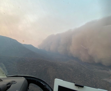 Moradores e combatentes de incêndio registraram 'nuvem de poeira gigantesca' na região da Serra do Amolar, em Corumbá (MS), que tem sido atingida por incêndios.