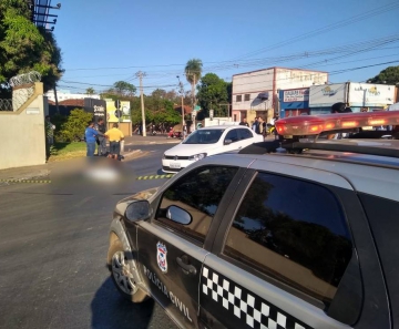 Motociclista morreu na manhã desta sexta-feira (10) na Avenida Arquimedes Pereira Lima (Estrada do Moinho), em Cuiabá (Foto: Leandro Trindade/TV Centro América)