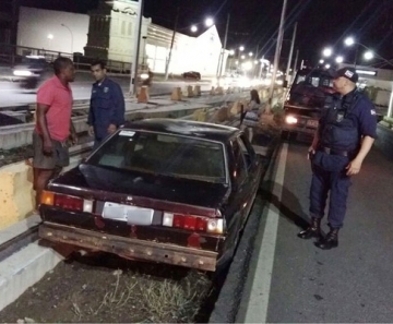 Motorista bêbado caiu nos trilhos do VLT na Avenida da FEB, em Várzea Grande (Foto: Divulgação)