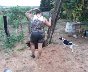 Mulher caiu em buraco após tampa de fossa quebrar e foi resgatada por policiais em General Carneiro — Foto: Polícia Militar de Mato Grosso