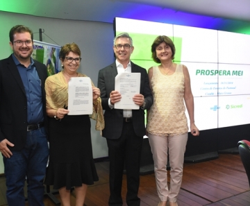 Na foto, o Diretor de Negócios, Ezio Almeida, o presidente da Central Sicredi Centro Norte, João Spenthof, Eliane Chaves e Eneida Oliveira, do Sebrae MT - Foto: Divulgação/Assessoria