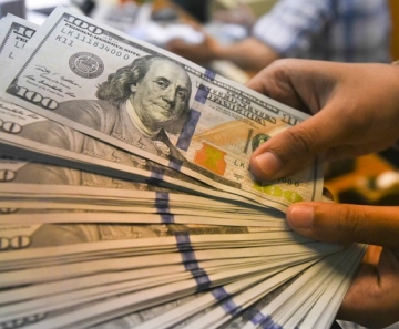 Na véspera, o dólar fechou em alta de 0,4%, a R$ 4,17, maior cotação desde 21 de setembro. — Foto: Hafidz Mubarak/Reuters