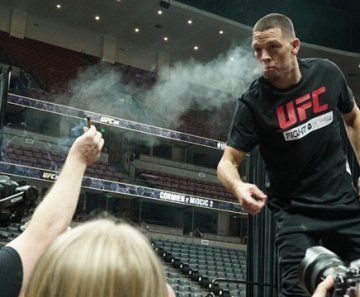 Nate Diaz baforando em cima dos jornalistas e passando o cigarro no treino aberto do UFC 241 — Foto: Evelyn Rodrigues