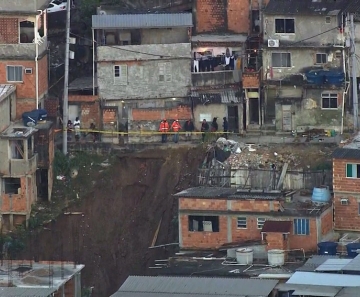 No Rio, deslizamento no morro da Mangueira atinge 12 casas
