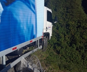 O caminhão teria apresentado uma pane no sistema de freios.