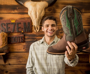 O empreendedor Luis Eduardo Martins começou a empreender com 16 anos e acaba de lançar um site, com mais de 700 produtos país, para compras no atacado.  Foto: Wilker Maia