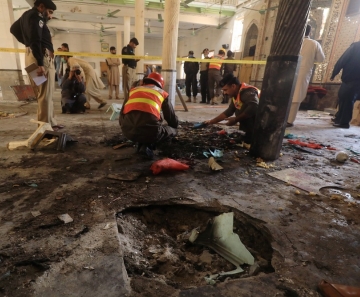 Os mortos têm entre 20 e 40 anos e há crianças entre os feridos. Explosão ocorreu durante o ensino do Alcorão, após uma pessoa deixar uma bolsa com explosivos no local.