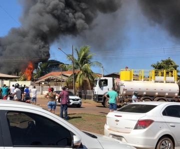 Os vizinhos tentaram socorrer o idoso, mas o fogo estava muito alto e eles não conseguiram.