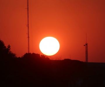 Para esta segunda-feira (14), a previsão é de máxima de 40º e mínima de 22º.