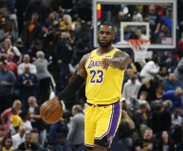 Passe absurdo de LeBron James, e quase nocaute em árbitro: a madrugada da NBA