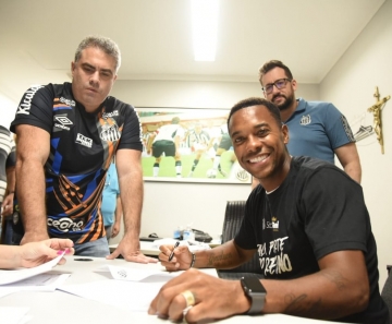 Patrocinadora rompe contrato com o Santos após acerto com Robinho