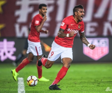 Paulinho e Alan (atrás) fizeram dois gols cada na derrota do Guangzhou Evergrande para o Shanghai SIPG — Foto: Sina.com