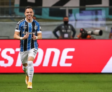 Pepê é decisivo em classificação na Libertadores, e Grêmio freia assédio do Porto