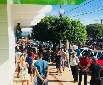 Pessoas se aglomeram em lotérica de Jaciara — Foto: Divulgação