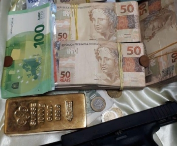 Polícia apreende ouro, dinheiro e arma em operação — Foto: Divulgação/PF