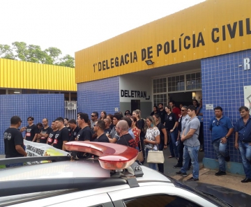 Policiais civis de Rondonópolis fazem manifestação. — Foto: Emerson Sanchez/TVCA