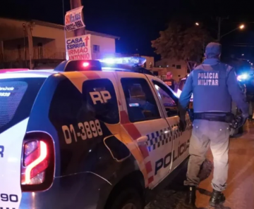 policiais_militares_saindo_da_viatura_780x519