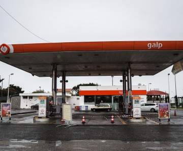 Posto de gasolina sem combustível em Lisboa, nesta quarta (17). — Foto: Carlos Costa/AFP