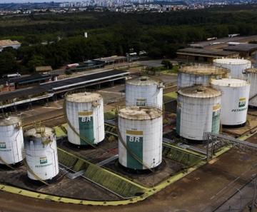 Preço da gasolina da Petrobras para distribuidoras sobe 12%