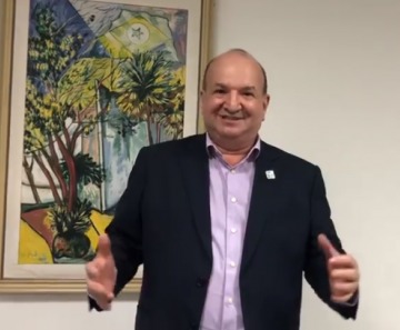 Prefeito Luiz Binotti durante transmissão em que comemora o anúncio da liberação de campus da Unemat para Lucas do Rio Verde - Foto: Divulgação/Facebook