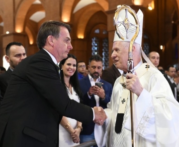 Presidente Bolsonaro cumprimenta Dom Orlando Brandes, arcebispo de Aparecida, durante missa — Foto: Thiago Leon/ Santuário Nacional de Aparecida