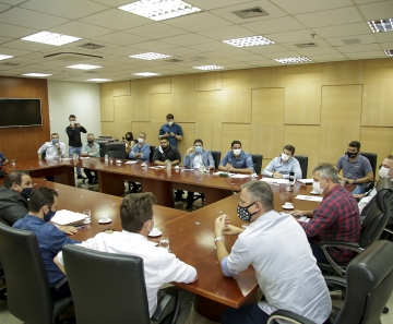 Reunião entre entidades e deputados na ALMT. Foto - Vinicius Fantinel - Gcom PMNM
