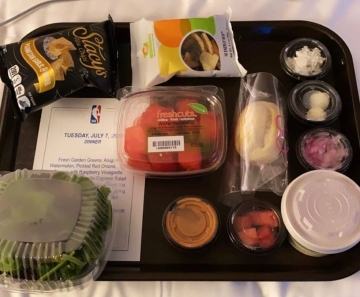 Sem luxo e comida de avião: veja como foi o primeiro dia da "bolha" da NBA em Orlando