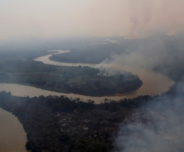 Somente nos últimos oito dias, o fogo destruiu 55 mil hectares, o que equivale a 55 mil campos de futebol.