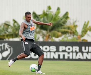 Três finalizações em oito jogos: sem chances, Jô vive longo jejum no Corinthians