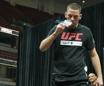 UFC 241: Nate Diaz fuma cigarro de maconha durante treino aberto. - Foto: Evelyn Rodrigues