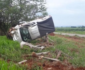 Vendedor morre após picape capotar e ficar presa em cerca em MT