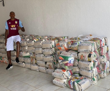 Wesley Moraes, do Aston Villa, doa cestas básicas para famílias