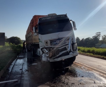 Colisão entre carretas ocorre na BR-163 entre Lucas do Rio Verde e Sorriso, MT