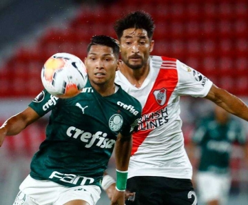 x91087078_brazils_palmeiras_rony_l_and_argentinas_river_plate_milton_casco_vie_for_the_ball_dur_jpg_pagespeed_ic_elaa3a1vhe