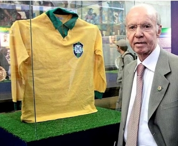 Zagallo posa ao lado da camisa da Seleção de 1962, ano da conquista do bi mundial — Foto: Marcos Alves / Ag. O Globo